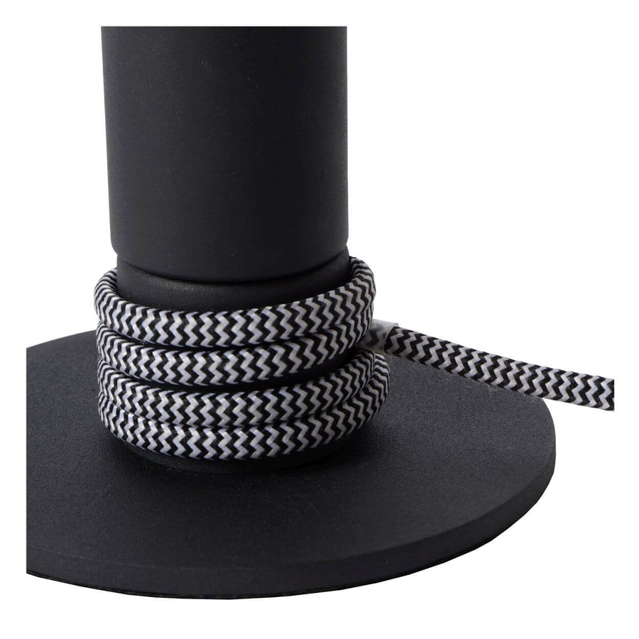 Détail du socle noir et du cordon textile à chevrons enroulé autour du pied