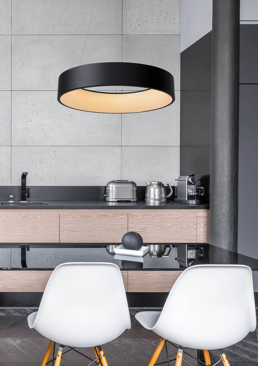Vue rapprochée du luminaire suspendu noir au-dessus d'un plan de travail en cuisine