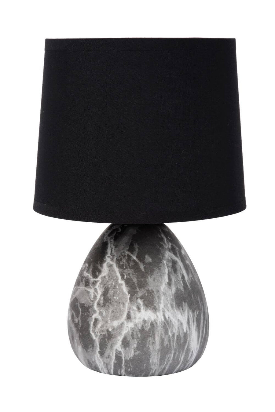 Vue détourée du luminaire, abat-jour noir et pied marbré aux veines grises et blanches.