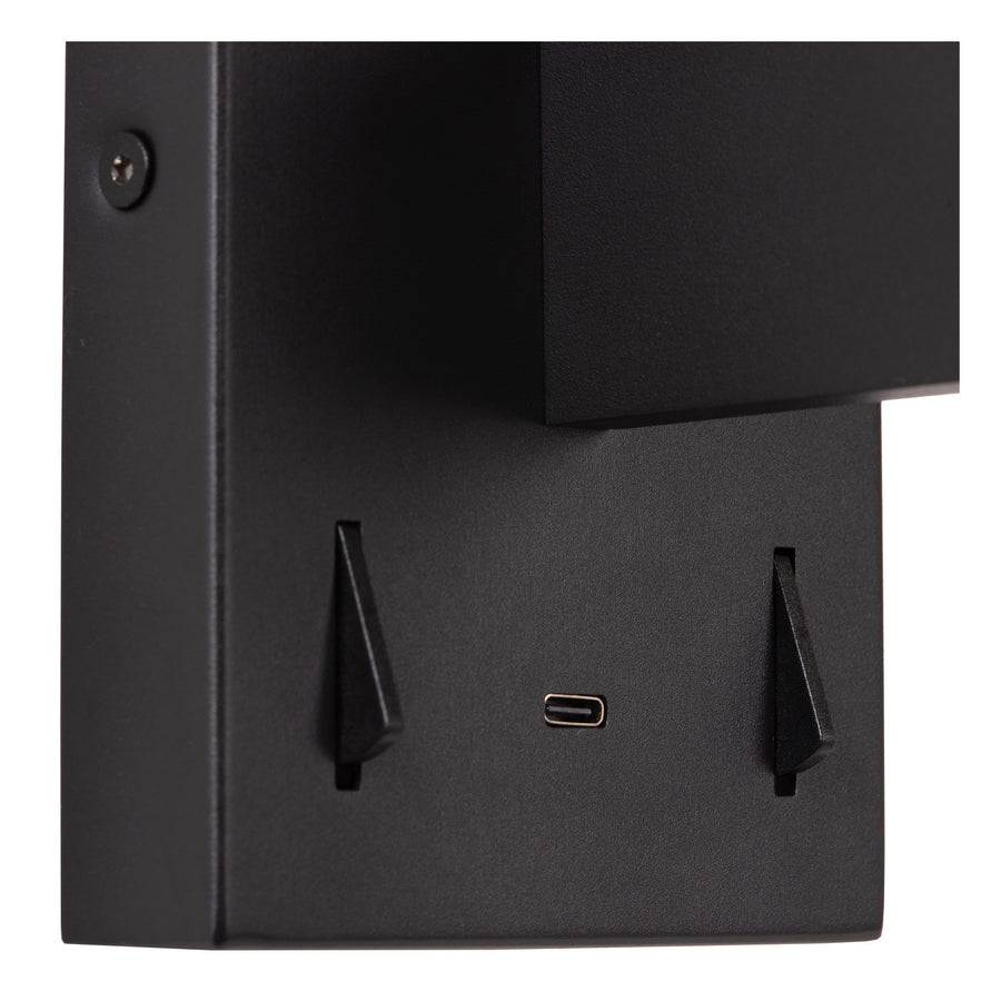 Gros plan sur la platine murale noire avec port USB-C et deux crochets de fixation.