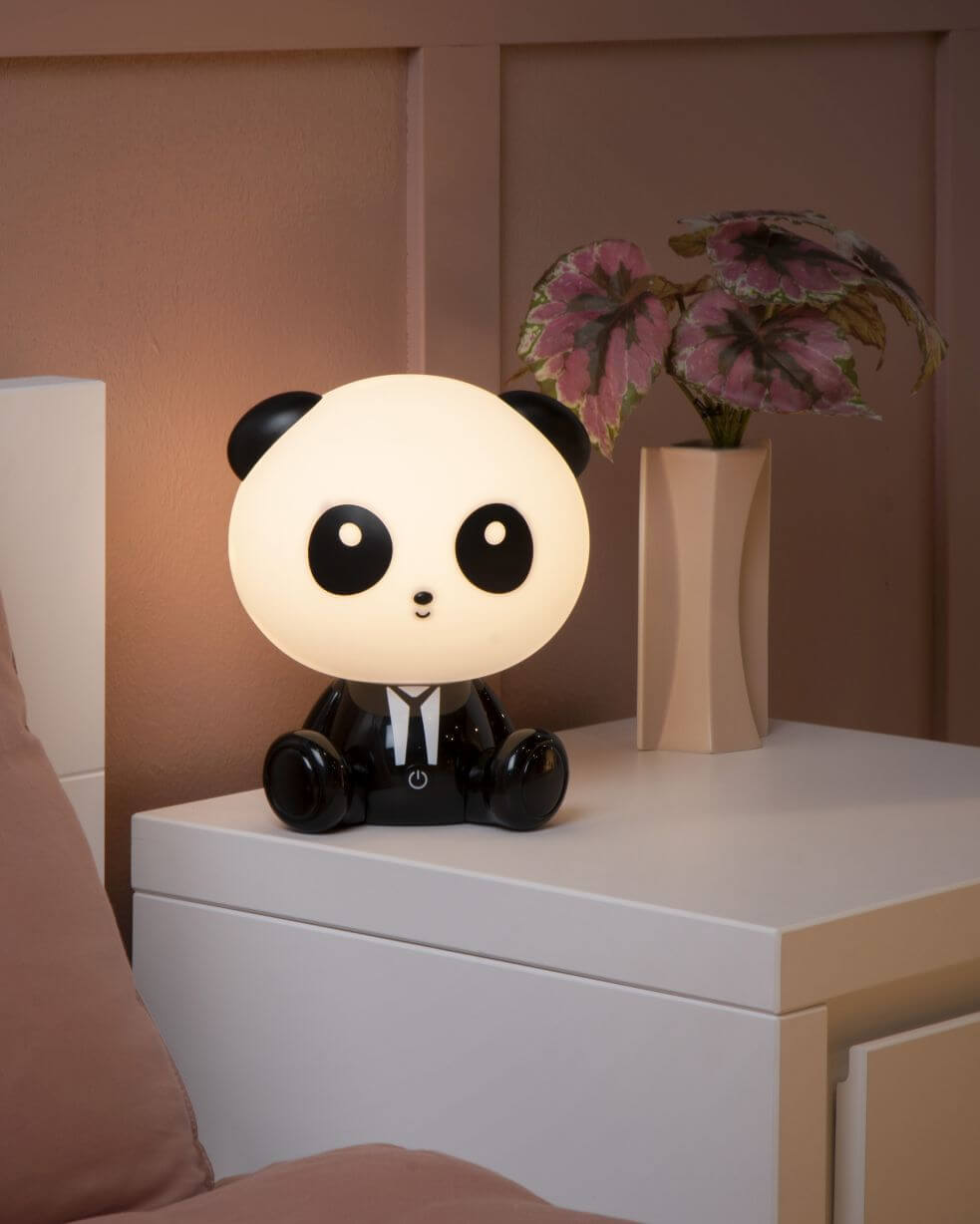 Détail du visage lumineux du panda avec ses grands yeux noirs et son nœud
