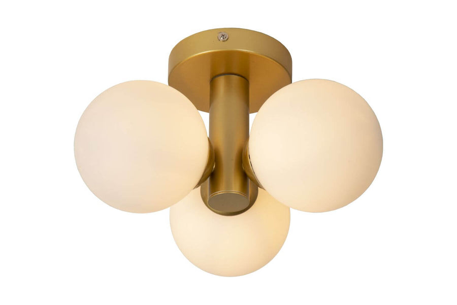 Gros plan du plafonnier doré avec trois globes opale allumés sur fond blanc.