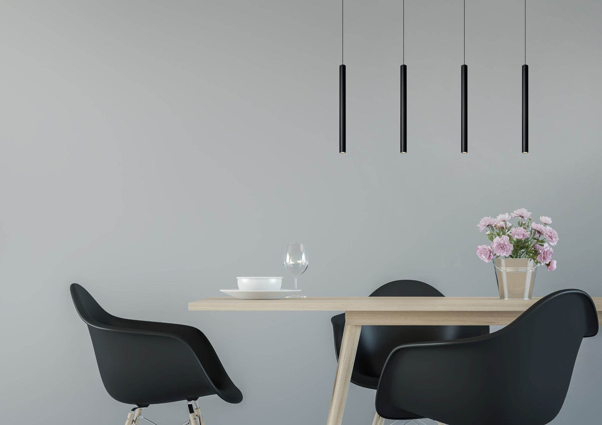 Plan rapproché de la suspension noire au-dessus d'une table dressée avec fleurs