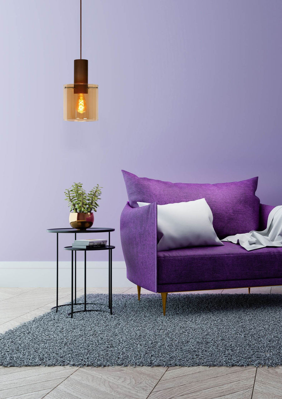 Détail du luminaire suspendu au-dessus d'une table d'appoint dans un intérieur violet