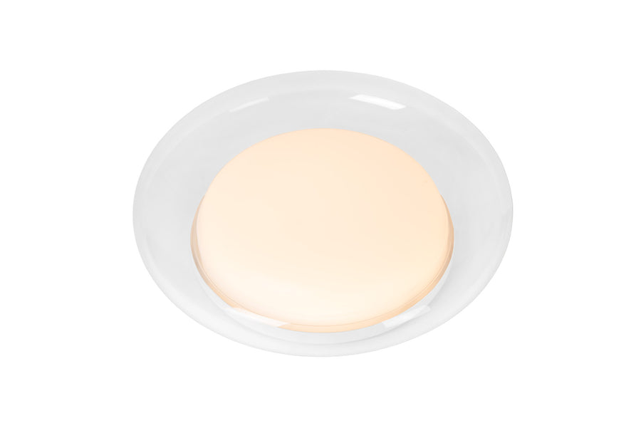 Gros plan sur la collerette blanche et le diffuseur lumineux du plafonnier