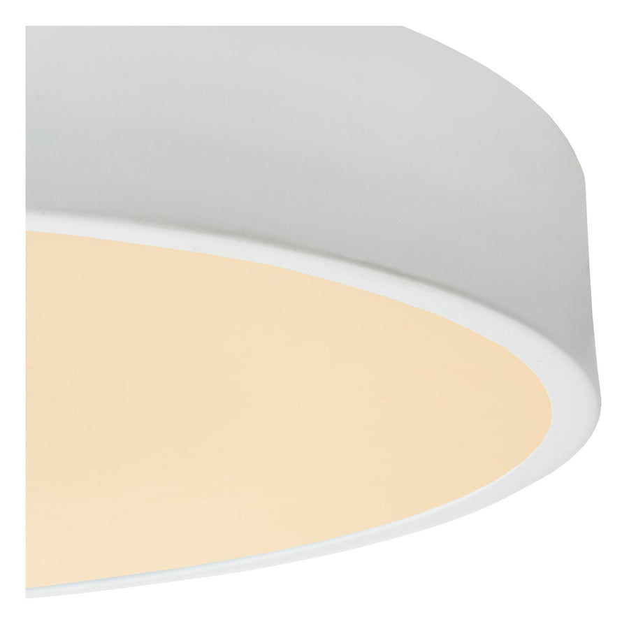 Détail rapproché du bord blanc et du diffuseur chaud du plafonnier
