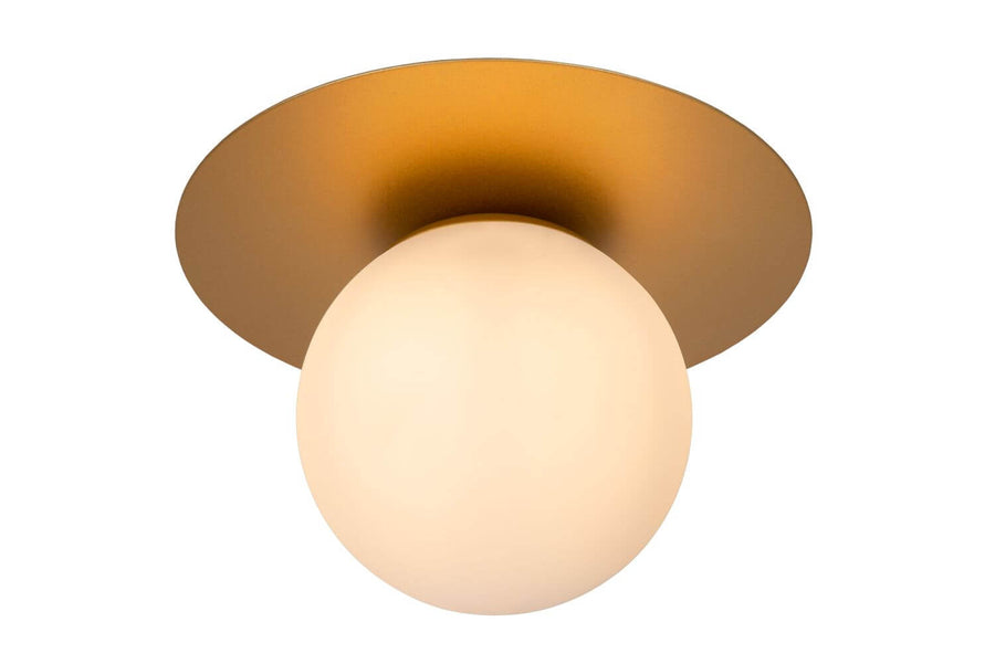 Vue rapprochée du plafonnier rond doré et de sa sphère lumineuse opaline.