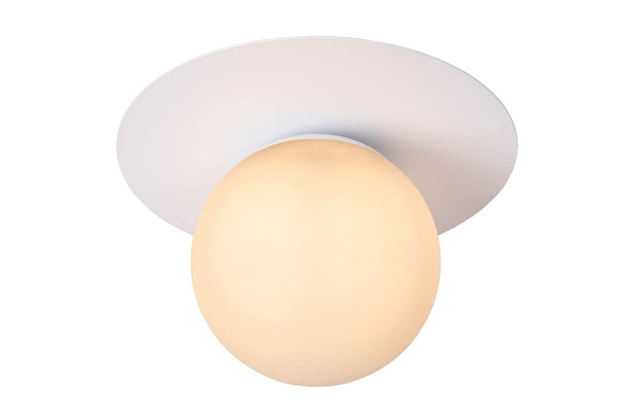 Vue rapprochée du plafonnier blanc, mettant en valeur le globe en verre dépoli.