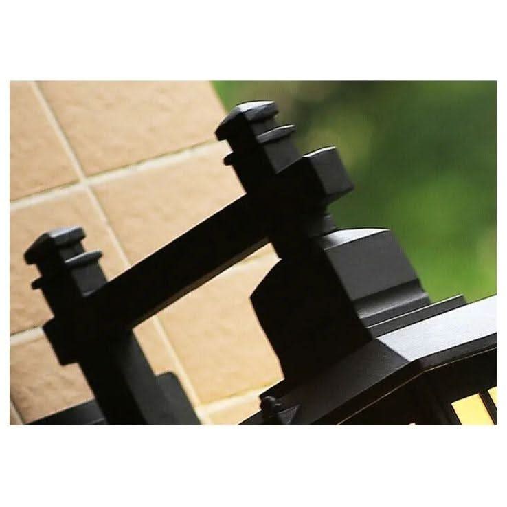 Détail du support supérieur noir à fixation murale et bras transversal