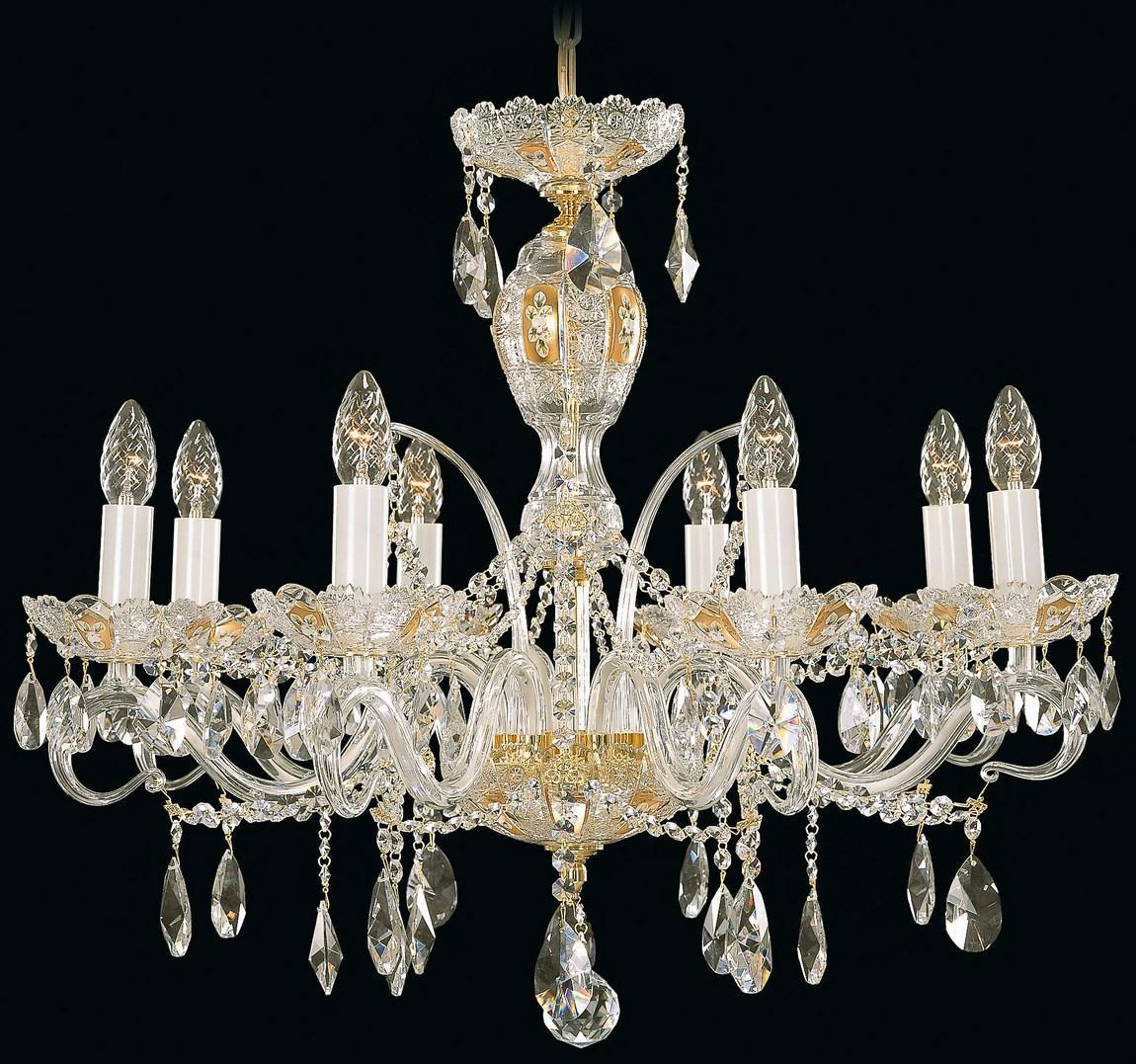 Lustre en cristal doré présenté de face sur fond noir, ampoules allumées