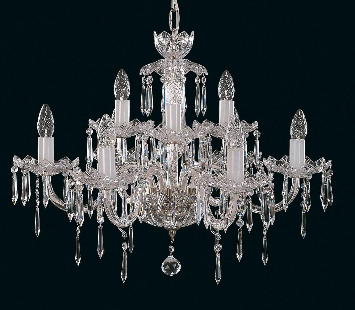 Lustre en cristal à six bras présenté de face sur fond noir