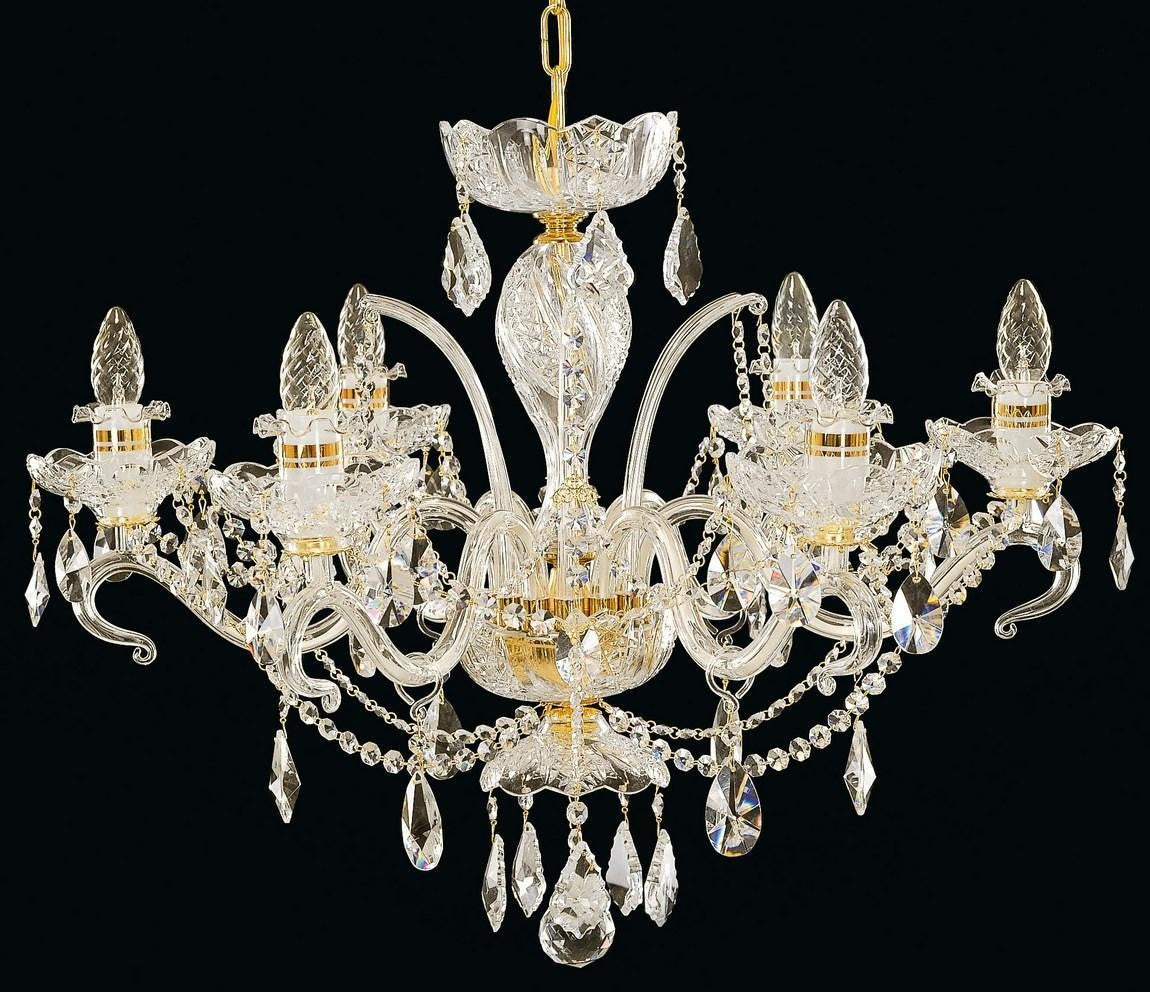 Lustre en cristal de face sur fond noir, bras multiples et pendeloques