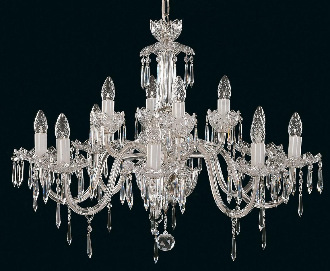 Lustre en cristal à plusieurs bras suspendu, présenté sur fond noir.
