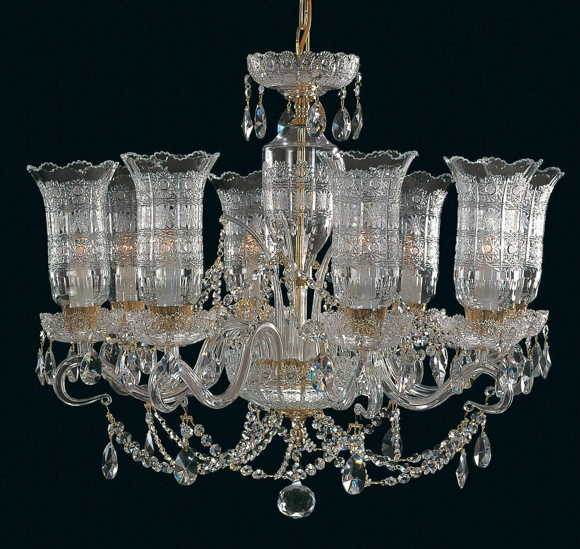 Lustre en cristal à huit bras, face avant sur fond noir
