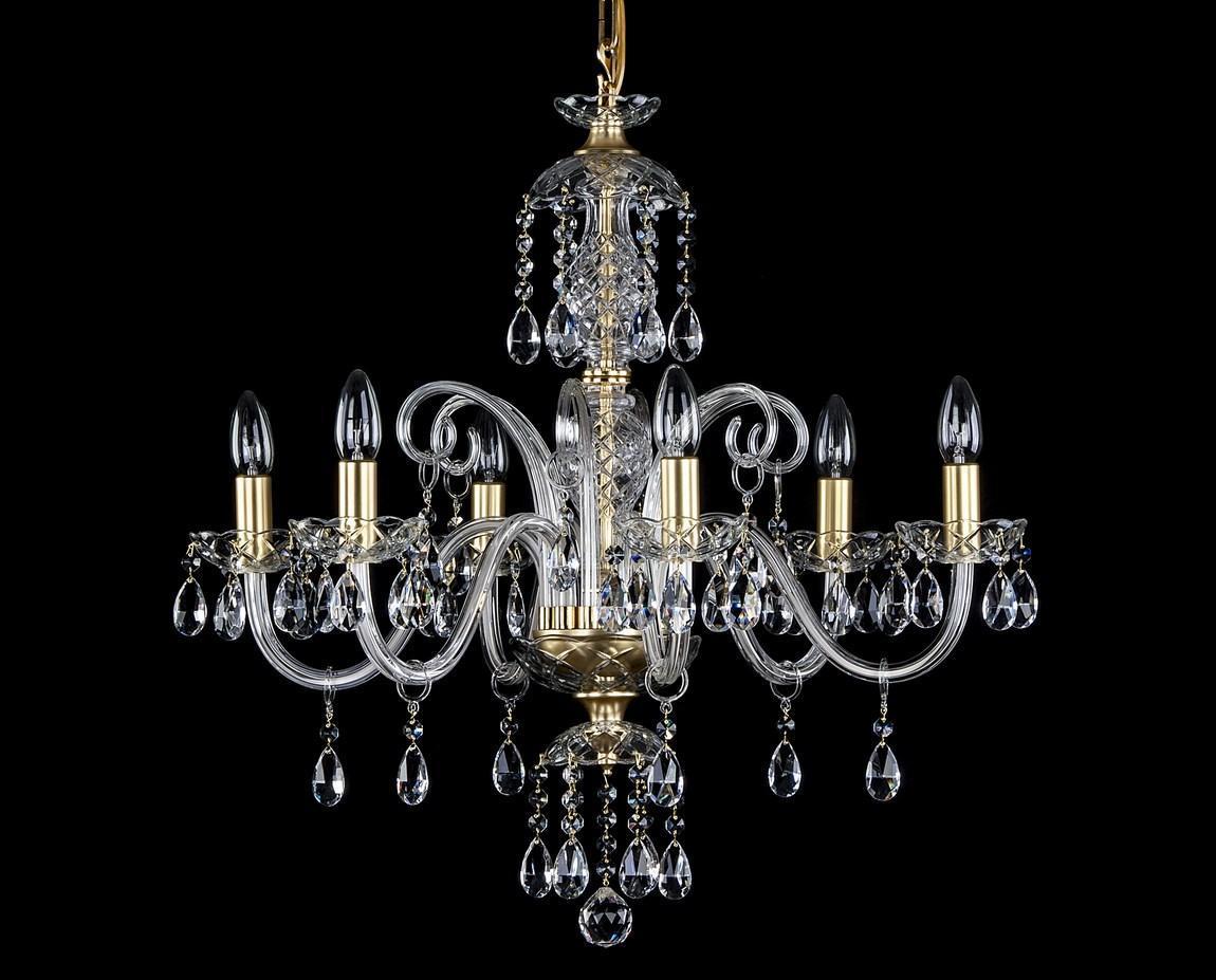 Lustre en cristal doré à six bras, vue de face sur fond noir