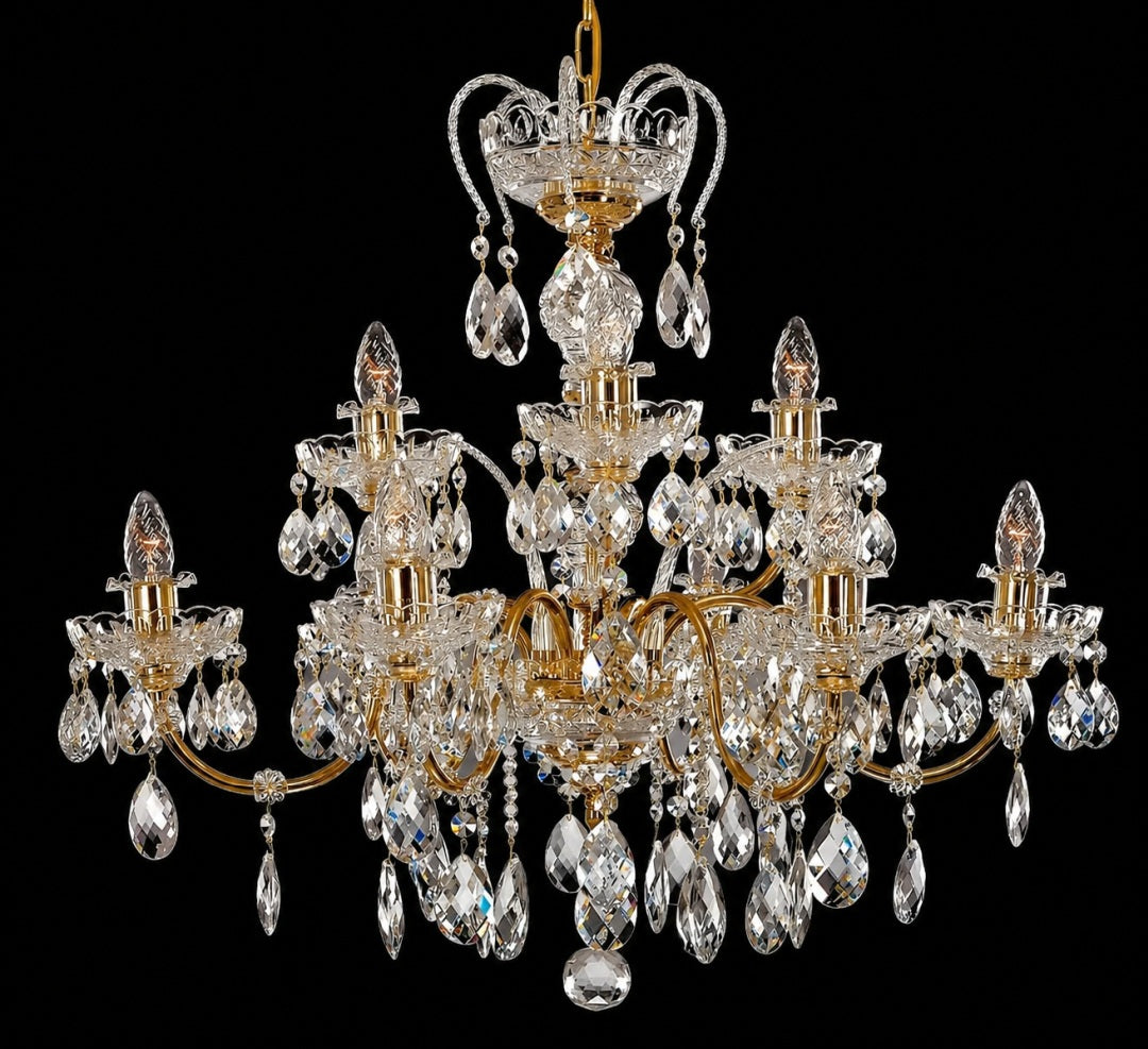 Lustre en cristal et métal doré à huit bras, vue de face sur fond noir.