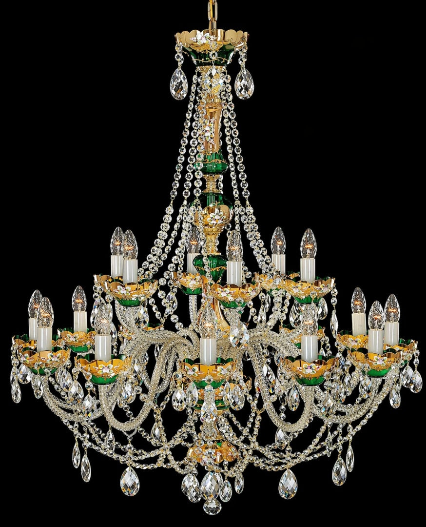 Lustre en cristal entier de face sur fond noir, bras dorés et pendeloques scintillantes