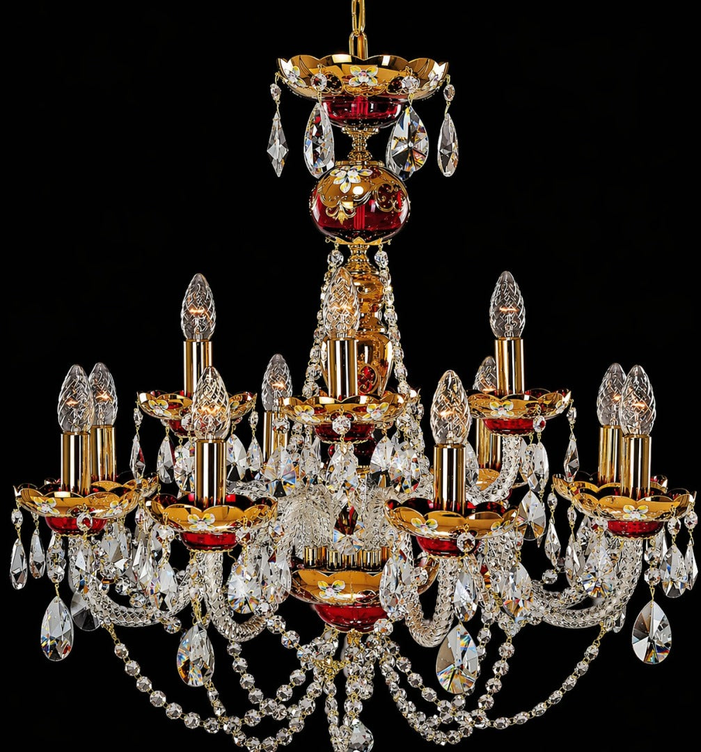 Lustre doré à pampilles de cristal et coupelles rouges, vue de face sur fond noir