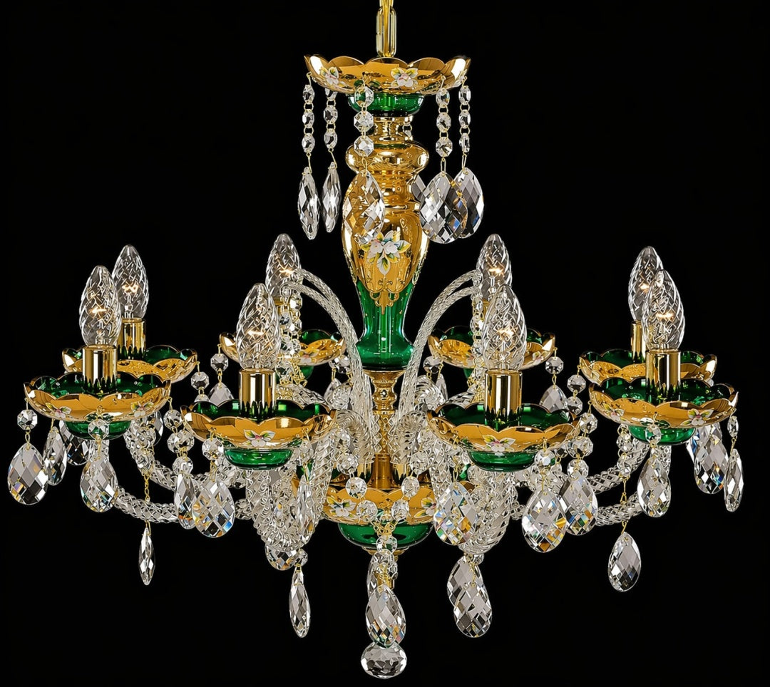 Lustre doré à six bras, pendeloques de cristal taillé sur fond noir