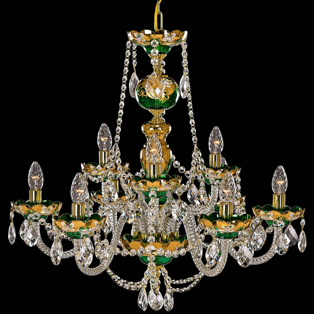 Lustre doré à huit bras, coupelles vertes et pendants de cristal taillé, vue de face