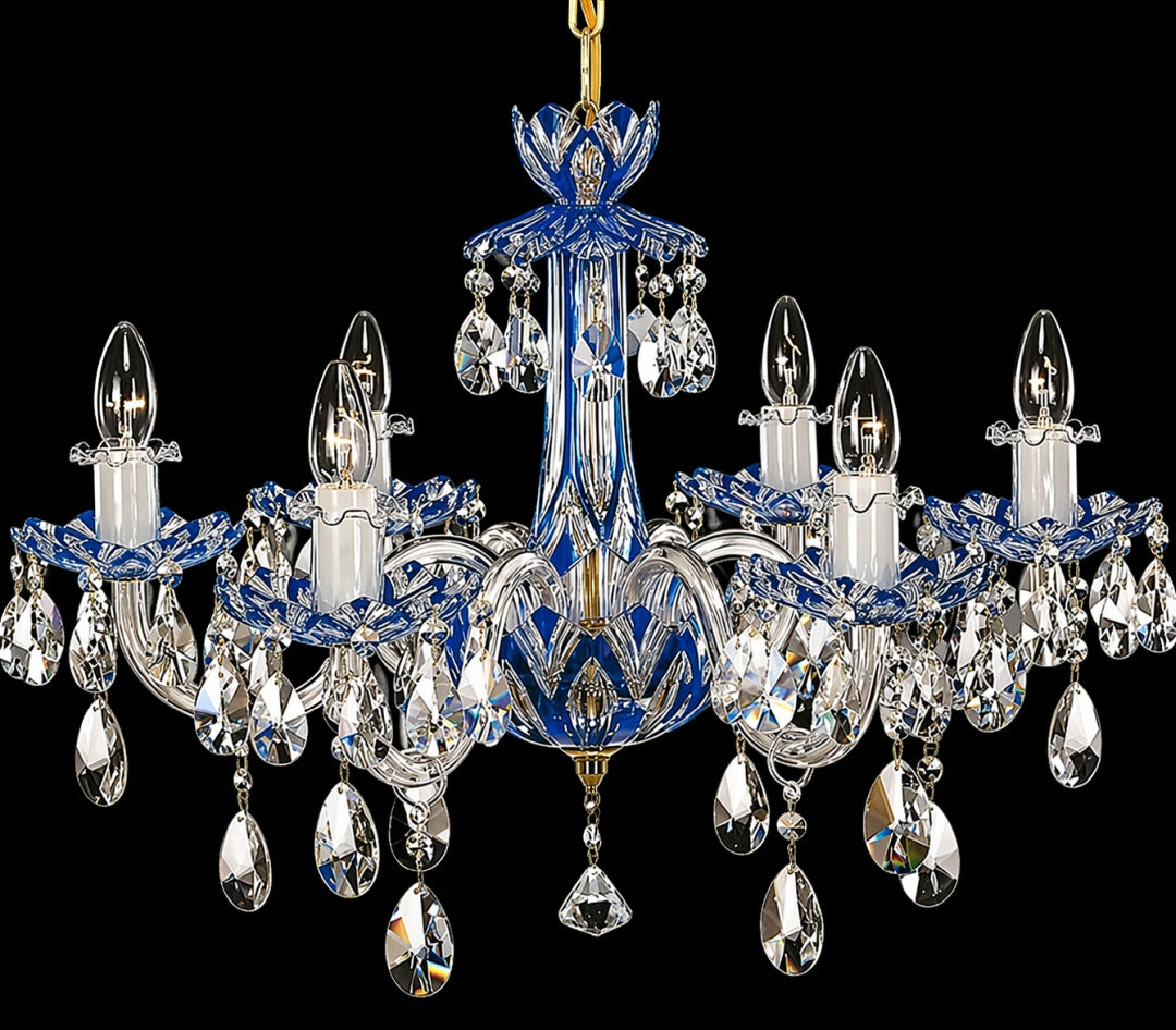 Lustre à six bras en cristal transparent et verre bleu, suspendu sur fond noir