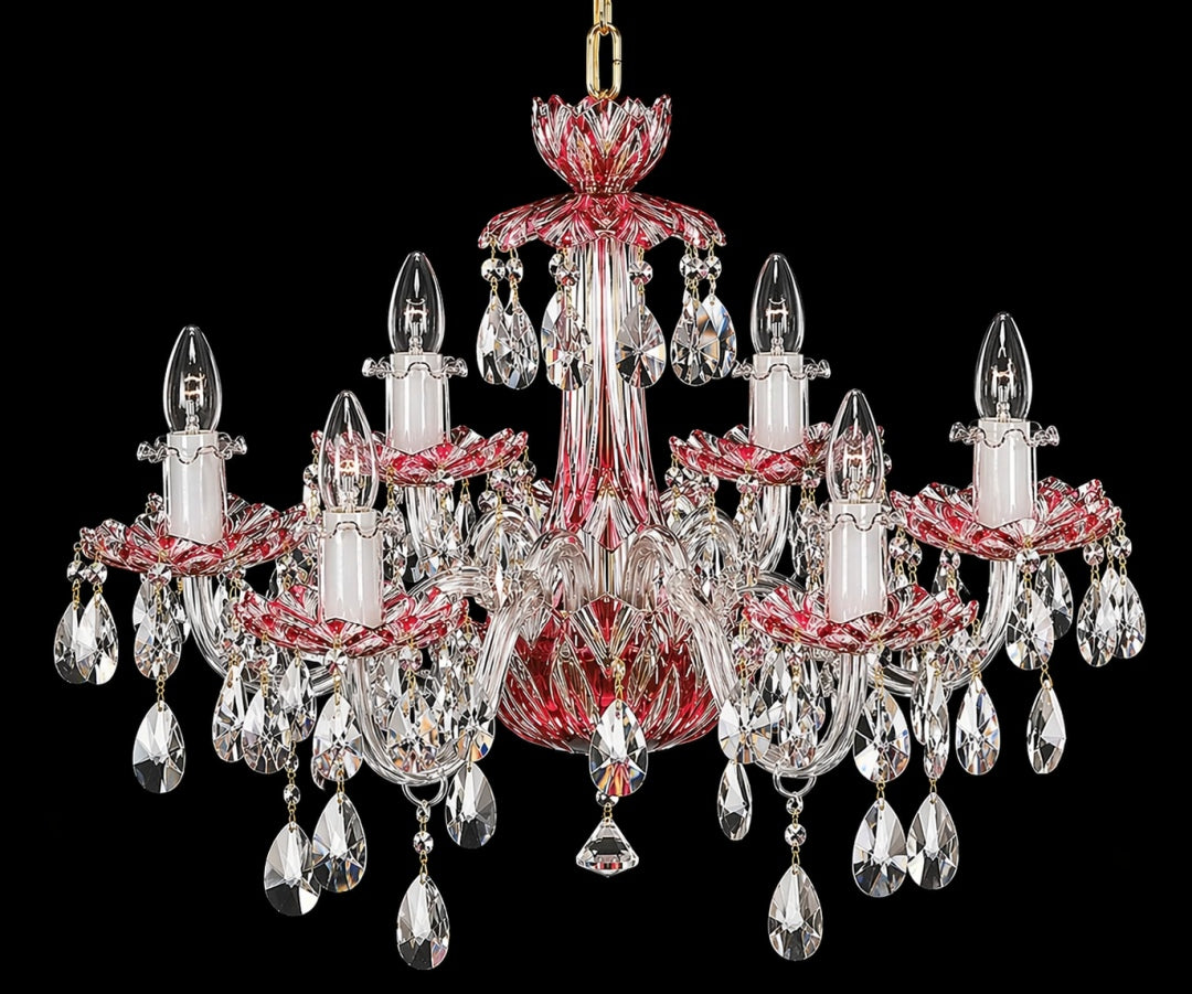 Lustre en cristal à six bras vu de face sur fond noir