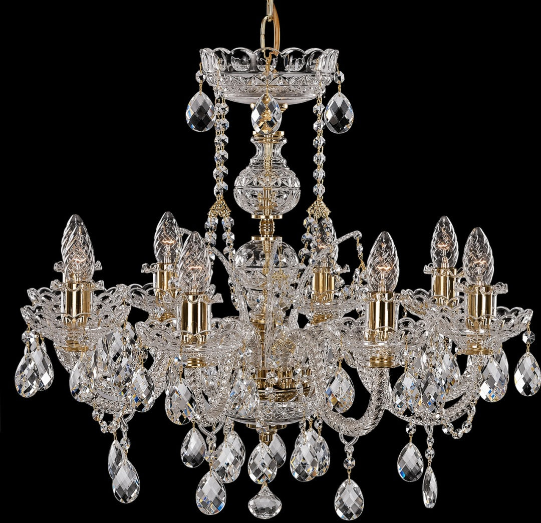 Lustre en cristal à huit bras dorés photographié de face sur fond noir