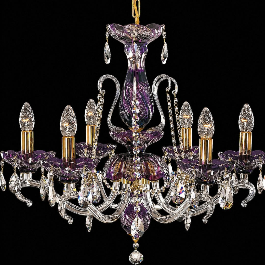 Lustre en cristal violet vu de face, huit bras, pampilles scintillantes sur fond noir