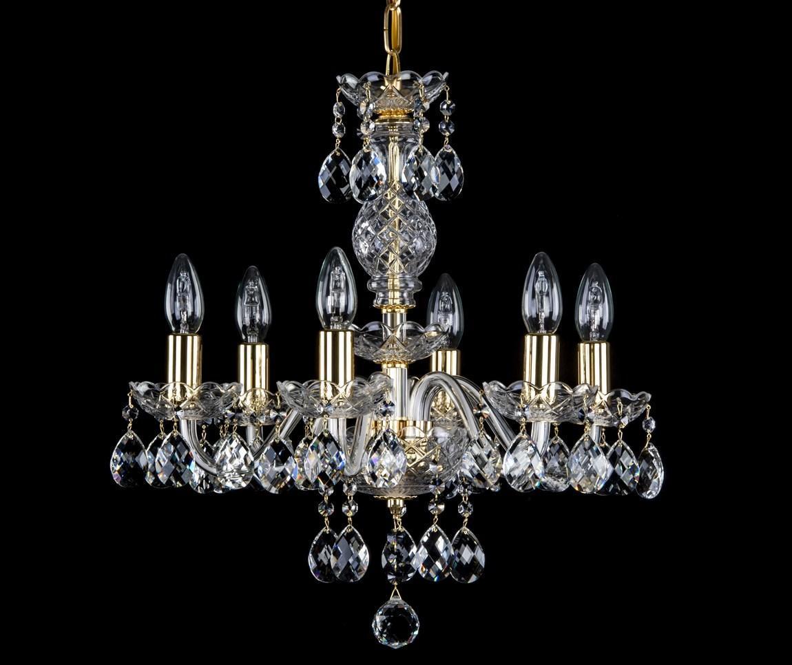 Lustre entier de face, six bras dorés garnis de pendeloques en cristal taillé
