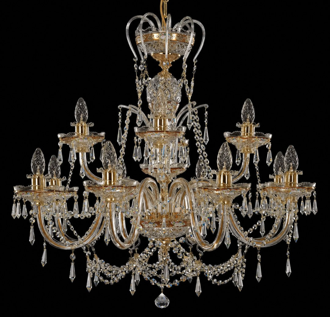 Lustre en cristal à bras dorés photographié de face sur fond noir