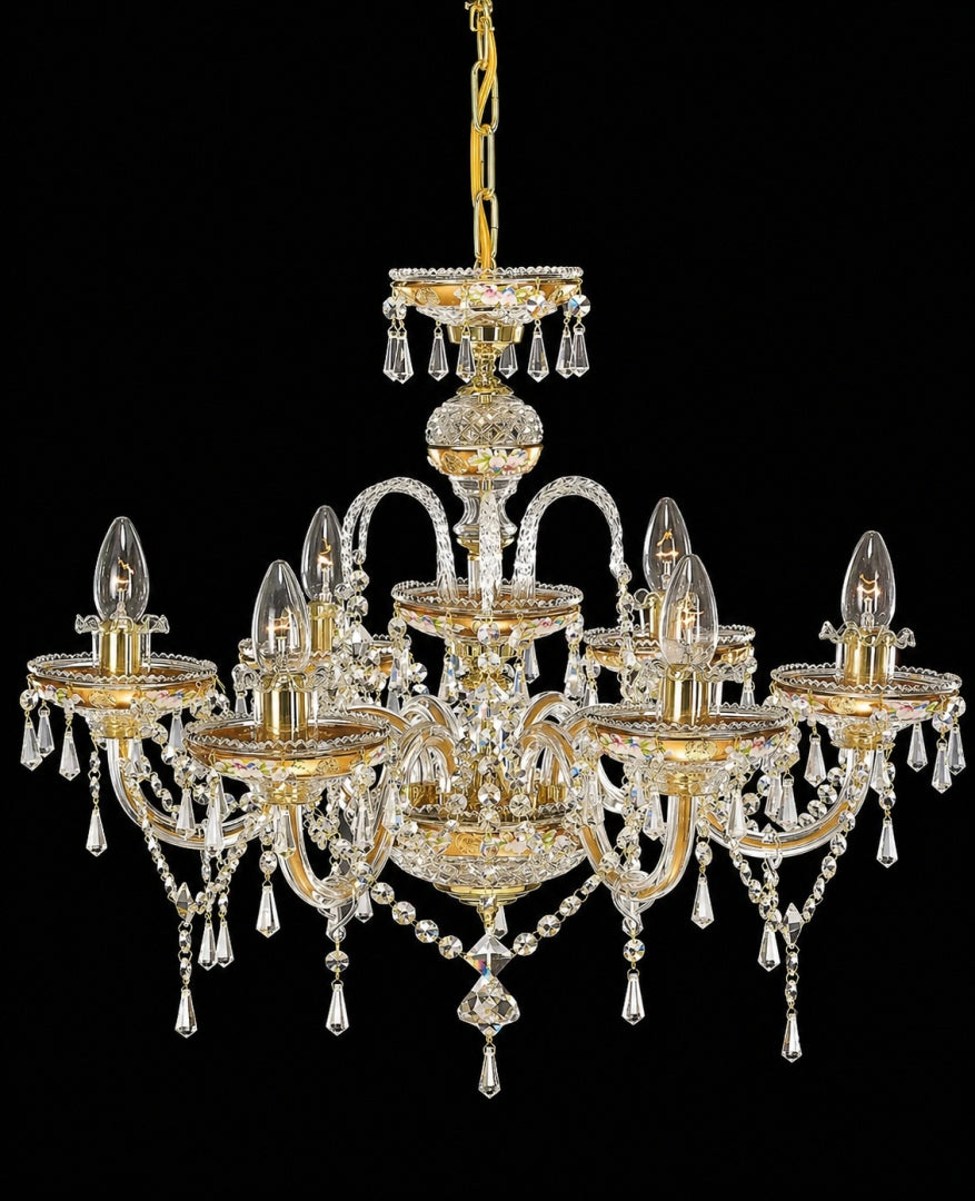Lustre en cristal doré à six bras suspendu, présenté de face sur fond noir.
