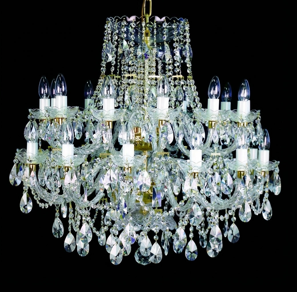 Lustre en cristal de face sur fond noir, structure dorée et pendeloques scintillantes.