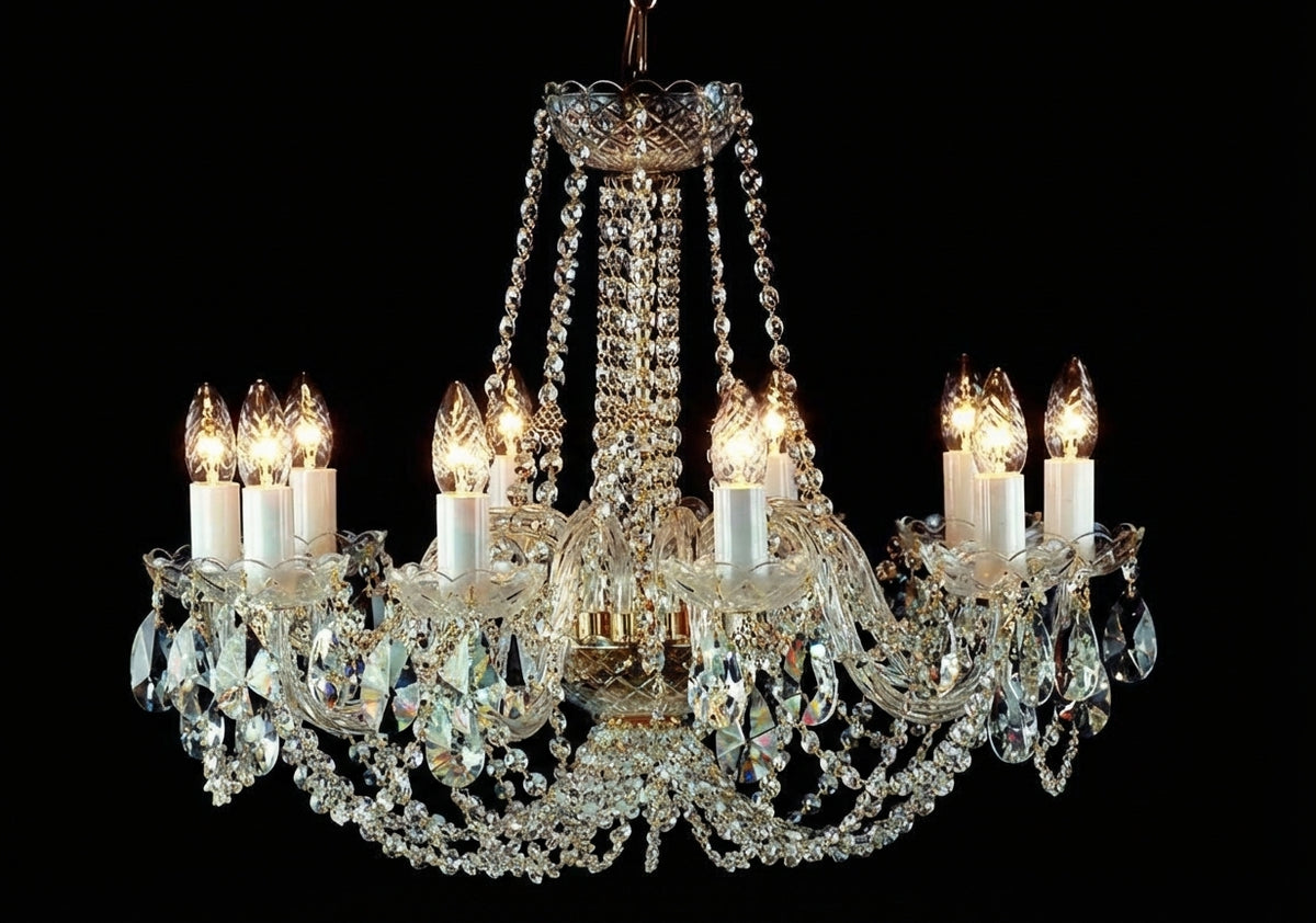 Lustre en cristal huit bras allumé, vu de face sur fond noir.