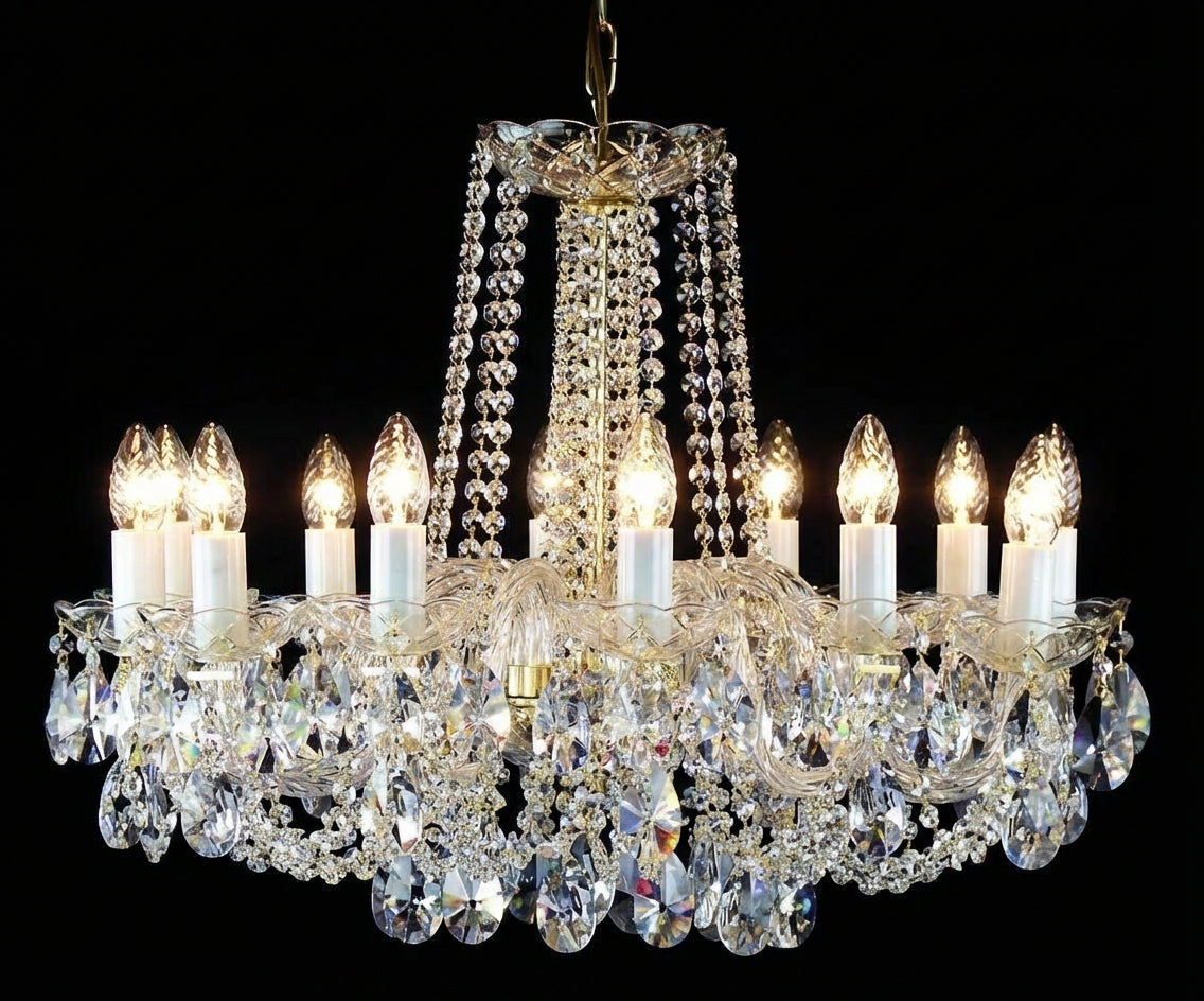 Lustre en cristal de face sur fond noir, mettant en valeur ses douze bras lumineux.