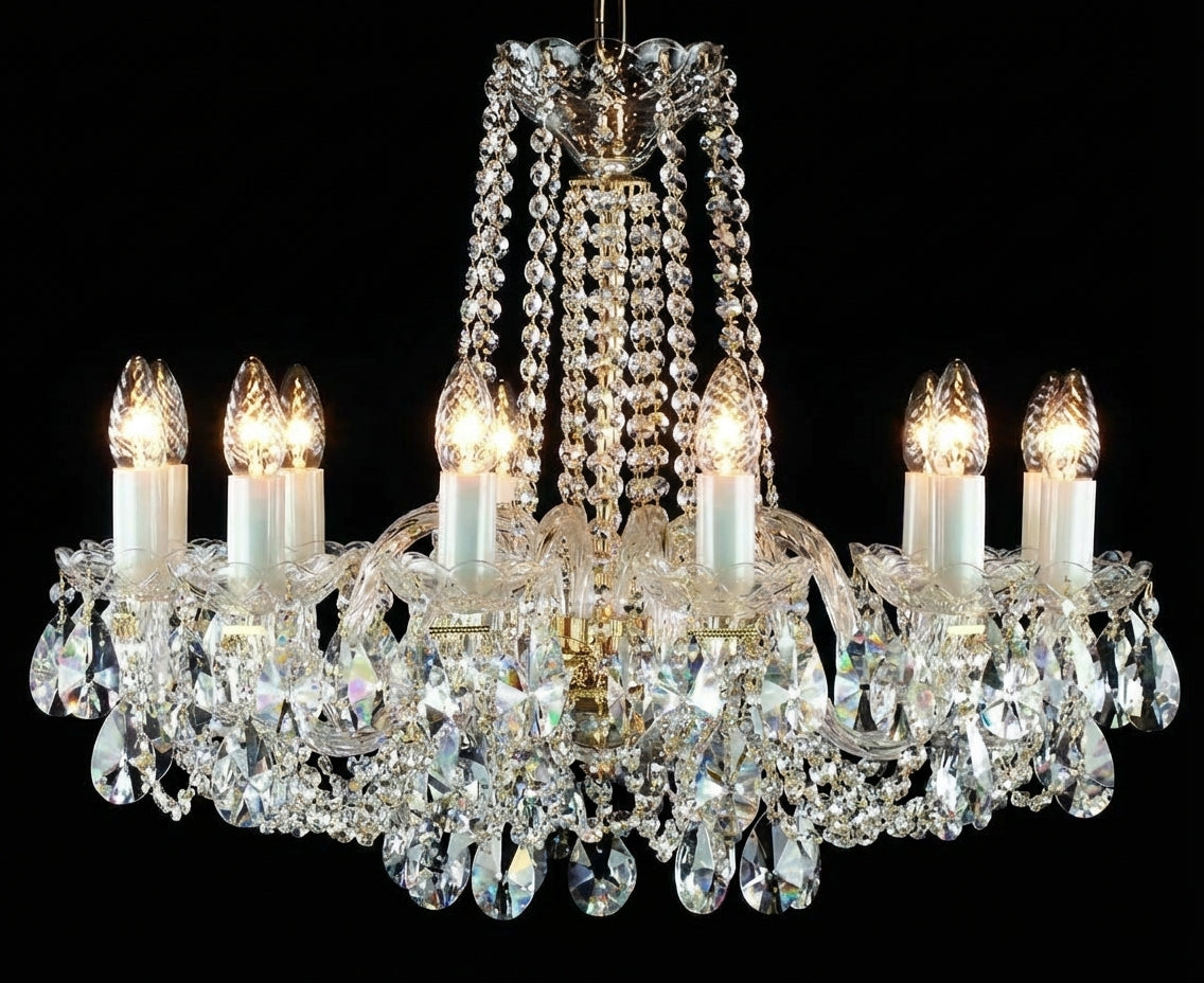 Lustre en cristal à huit bras allumés, photographié de face sur fond noir.