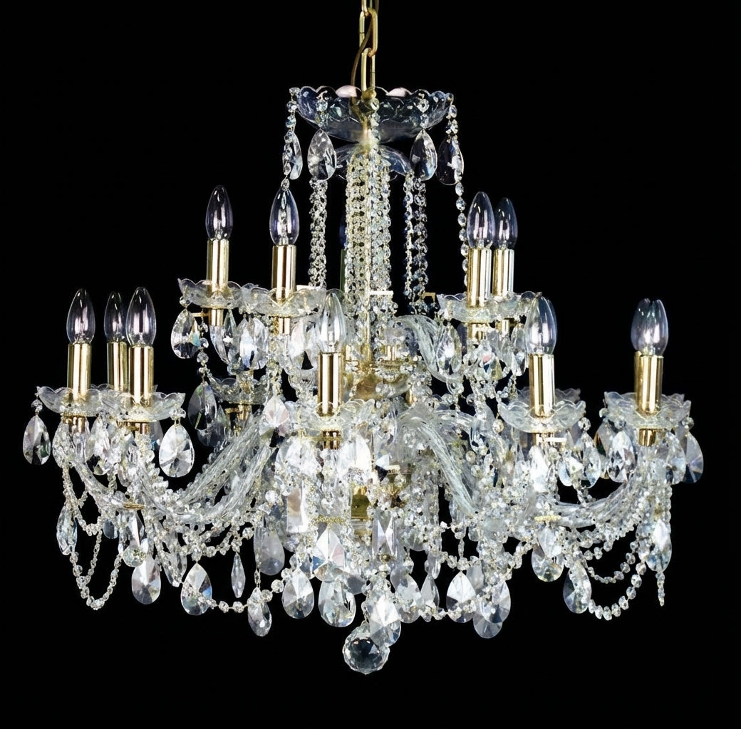 Lustre en cristal doré éteint, vue de face sur fond noir, dix ampoules visibles.