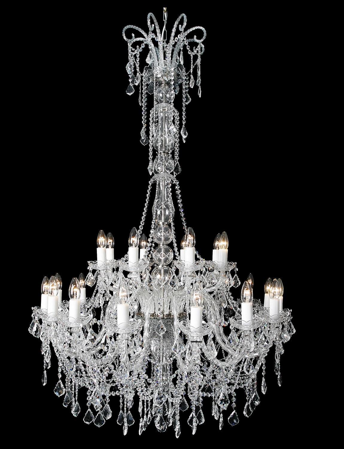 Lustre de cristal entier vu de face sur fond noir, structure symétrique
