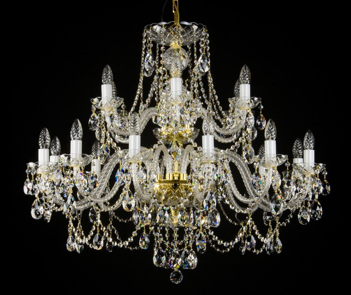 Lustre en cristal de face sur fond noir, bras courbes et pendeloques scintillantes