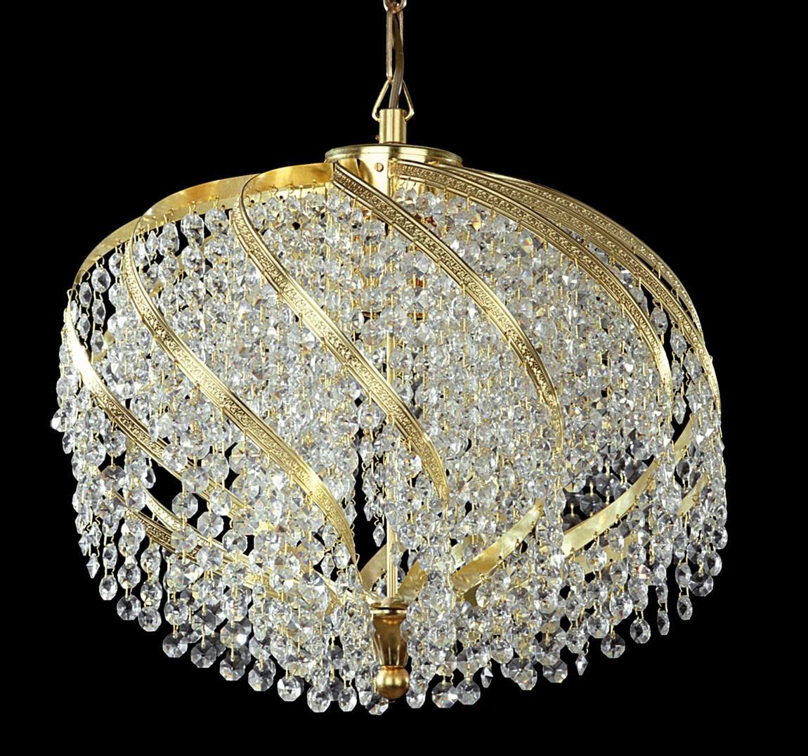 Suspension dorée vue de face, coupole de cristaux et chaîne de fixation au plafond