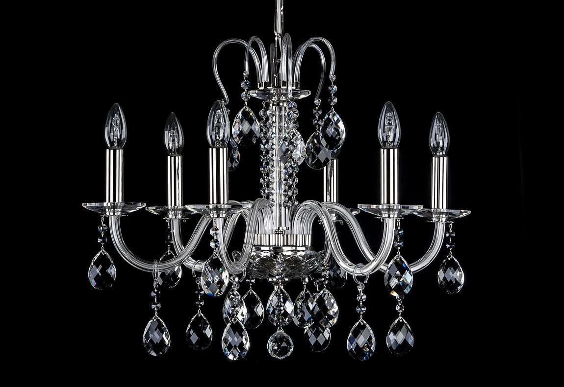 Lustre en cristal à six bras photographié de face sur fond noir