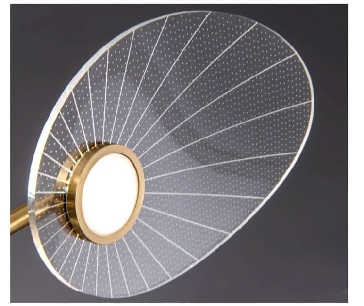 Détail d'un pétale en résine perforée, cercle doré et diffuseur blanc central.