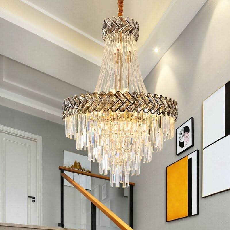 Vue plongeante du luminaire allumé, cadres muraux et porte blanche en arrière-plan