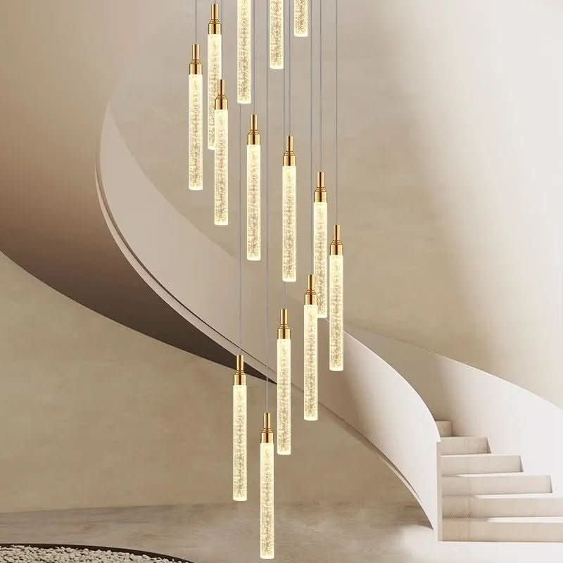 Escalier courbe beige, suspension allumée diffusant une lumière chaude