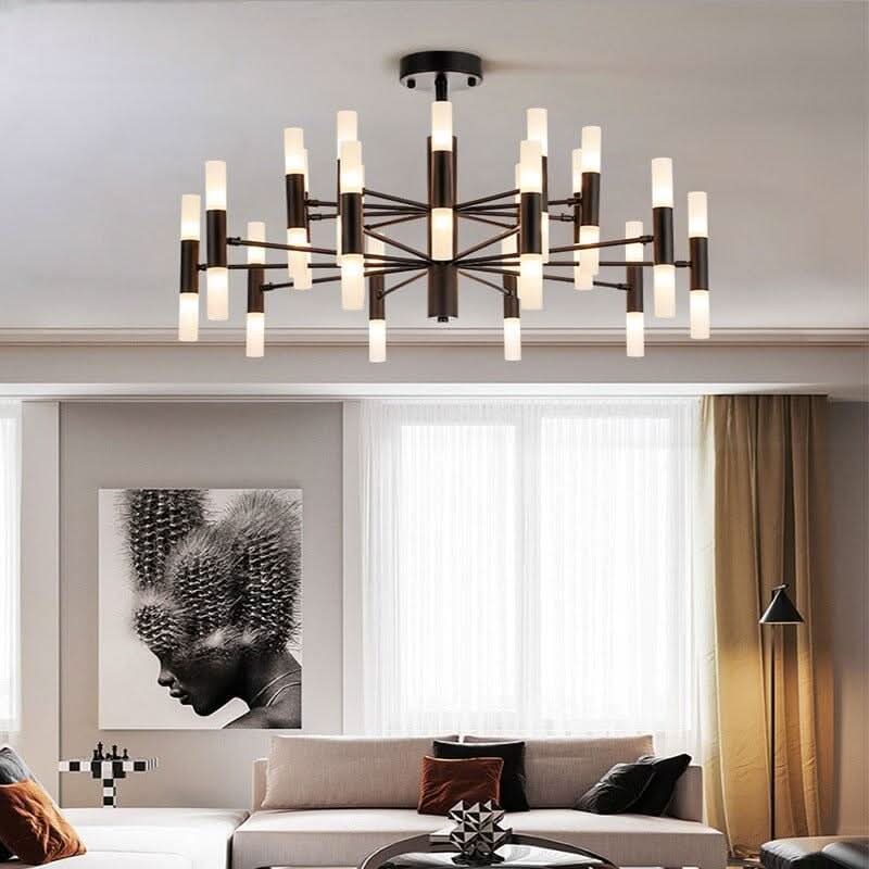 Version noire du luminaire suspendu au plafond dans un intérieur clair et épuré.