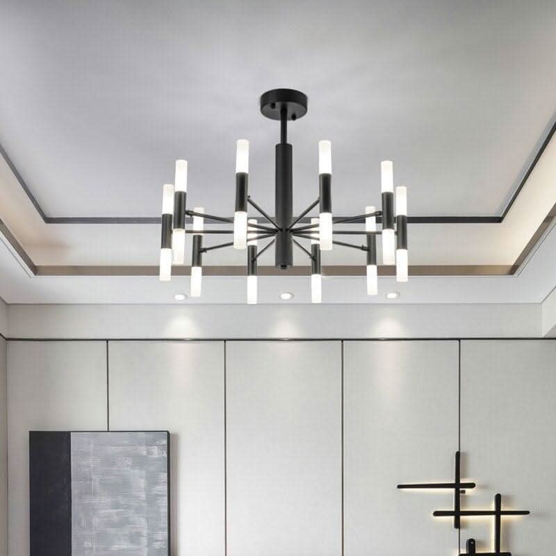 Lustre noir vu de dessous sur plafond mouluré, bras croisés et tubes opalins.