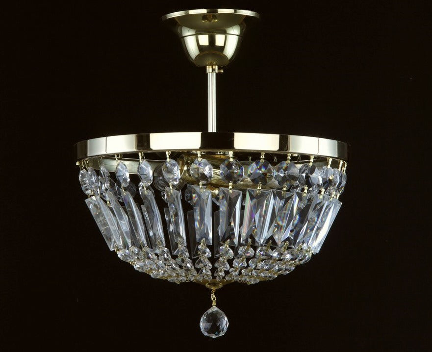 Plafonnier corbeille en cristal vu de face, bande métallique dorée et prismes