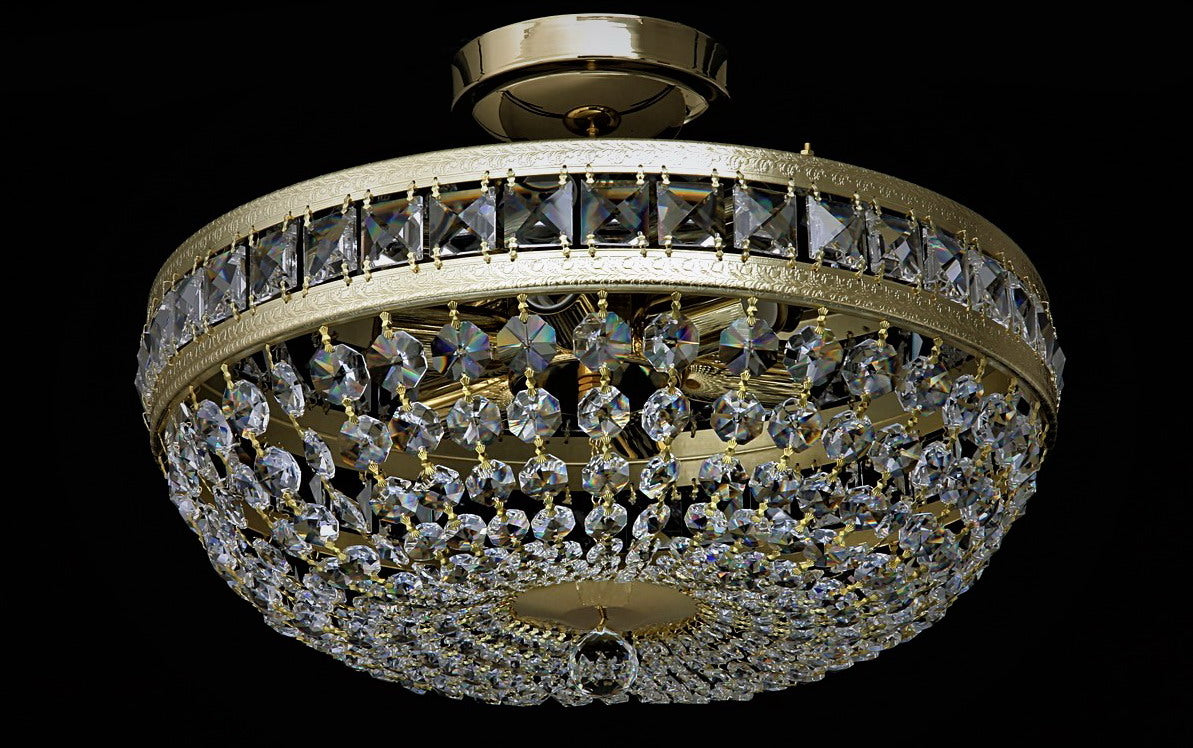 Plafonnier rond doré vu de face, corbeille de cristaux et rosace de fixation
