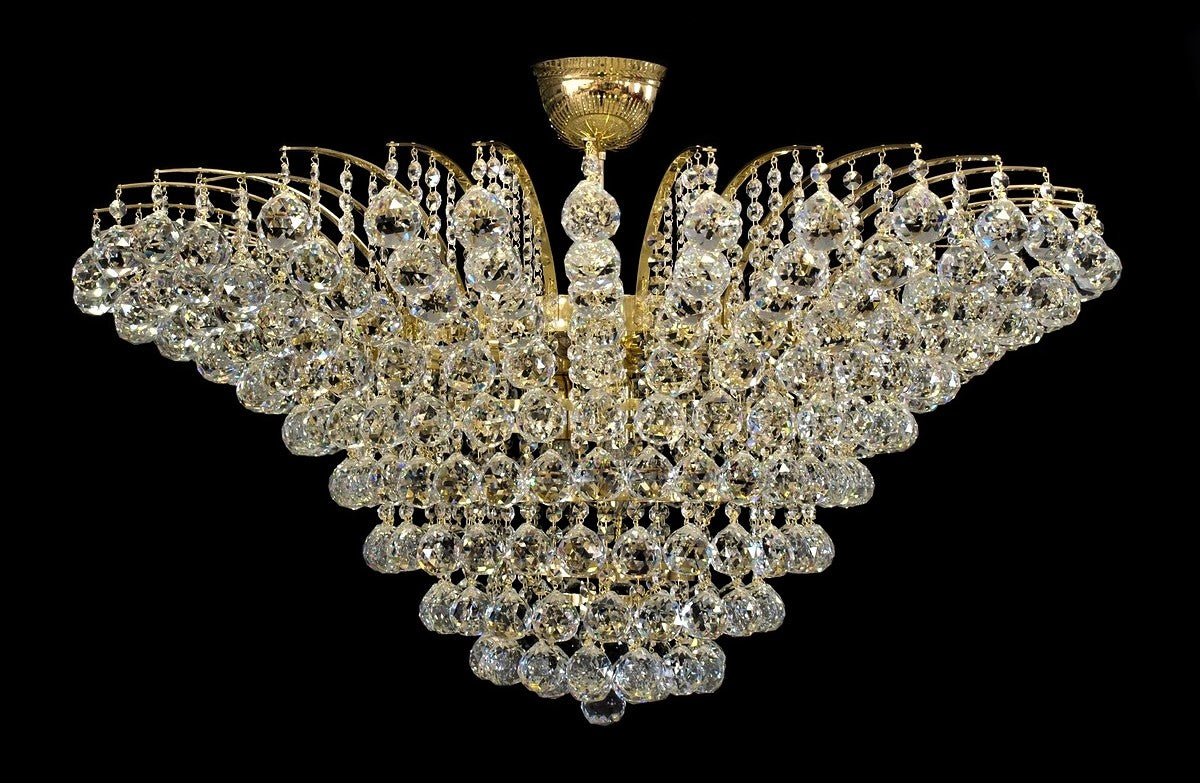 Lustre en cristal doré sur fond noir, vue de face avec pendeloques en boules