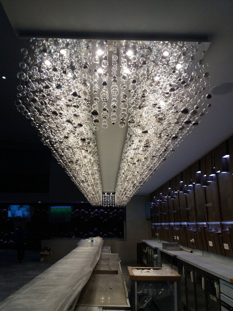 Contre-plongée montrant l'épaisseur des cascades de cristal tombant du plafond