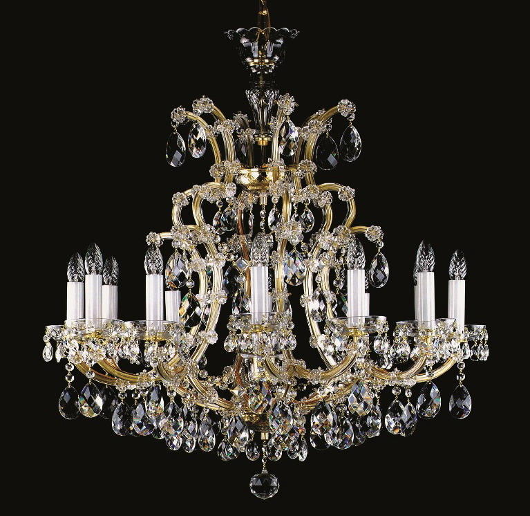 Lustre en cristal doré à bras recourbés, photo détourée sur fond noir, vue de face